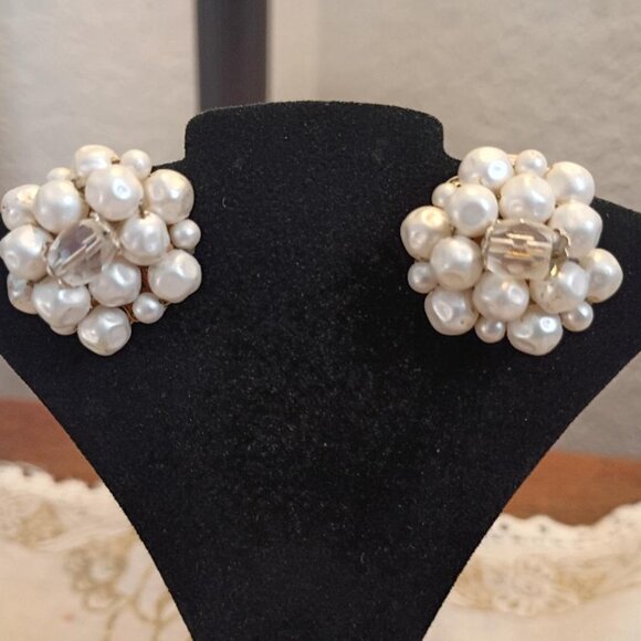 Vintage Clip on Peril Earrings - Picture 1 of 4